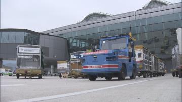 機管局料長假期單日客運量16萬人次 增設無人駕駛拖車處理行李