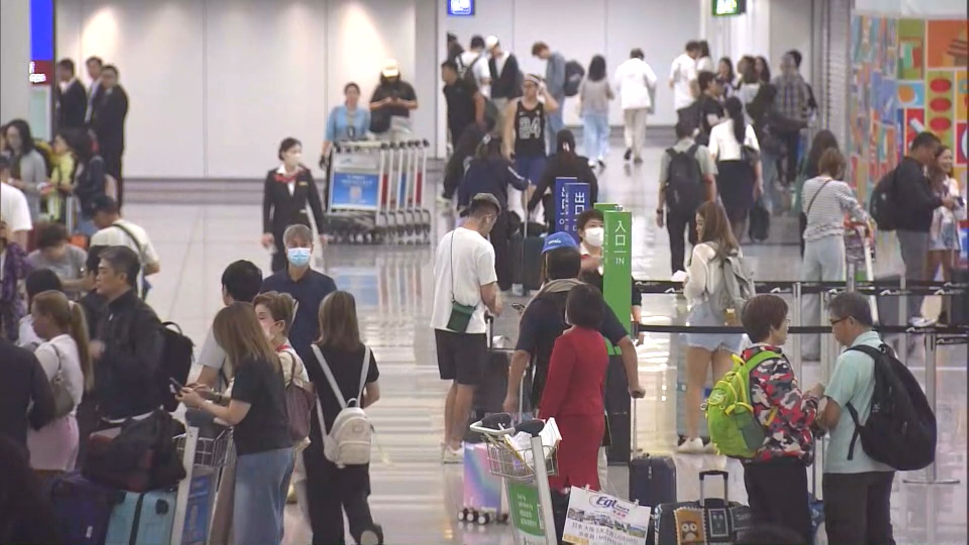 樺加沙襲港｜機場恢復正常運作　滯留旅客一早到機場準備出發