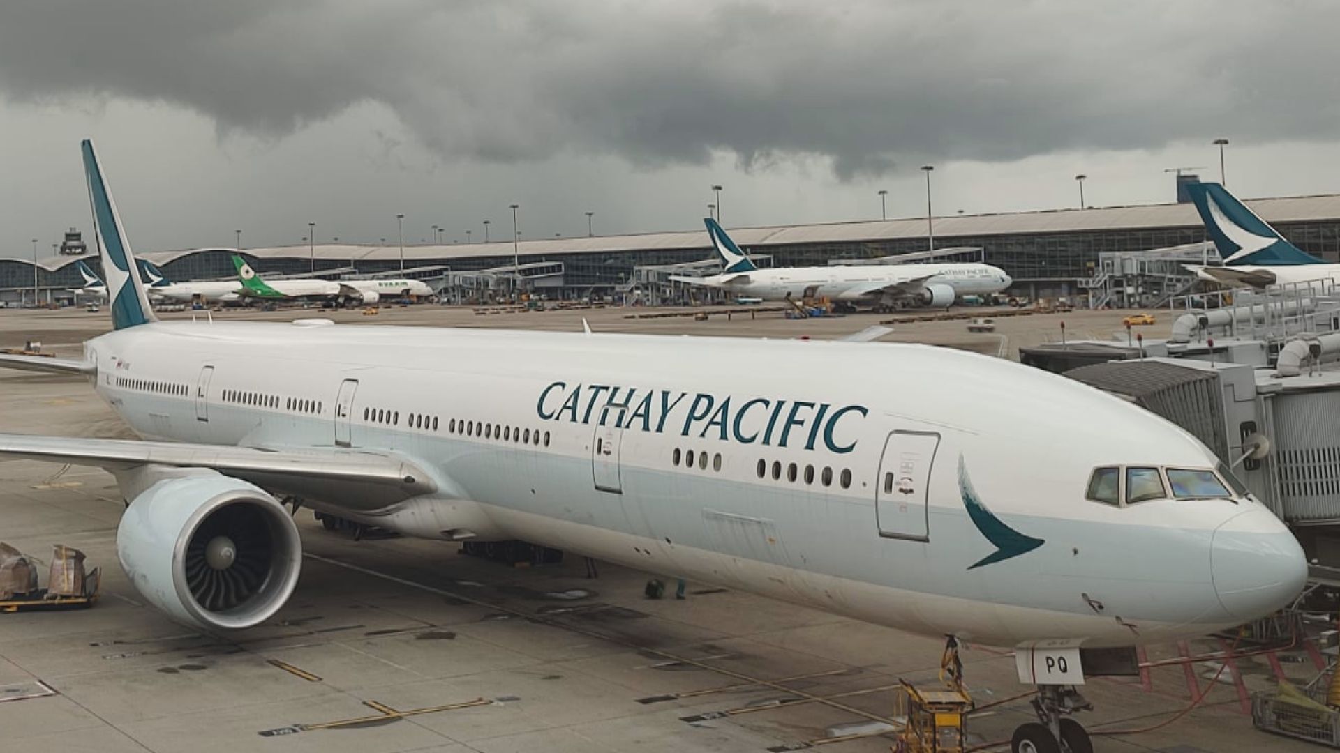 飛機工程師稱飛機急煞產生高溫或致輪胎爆裂