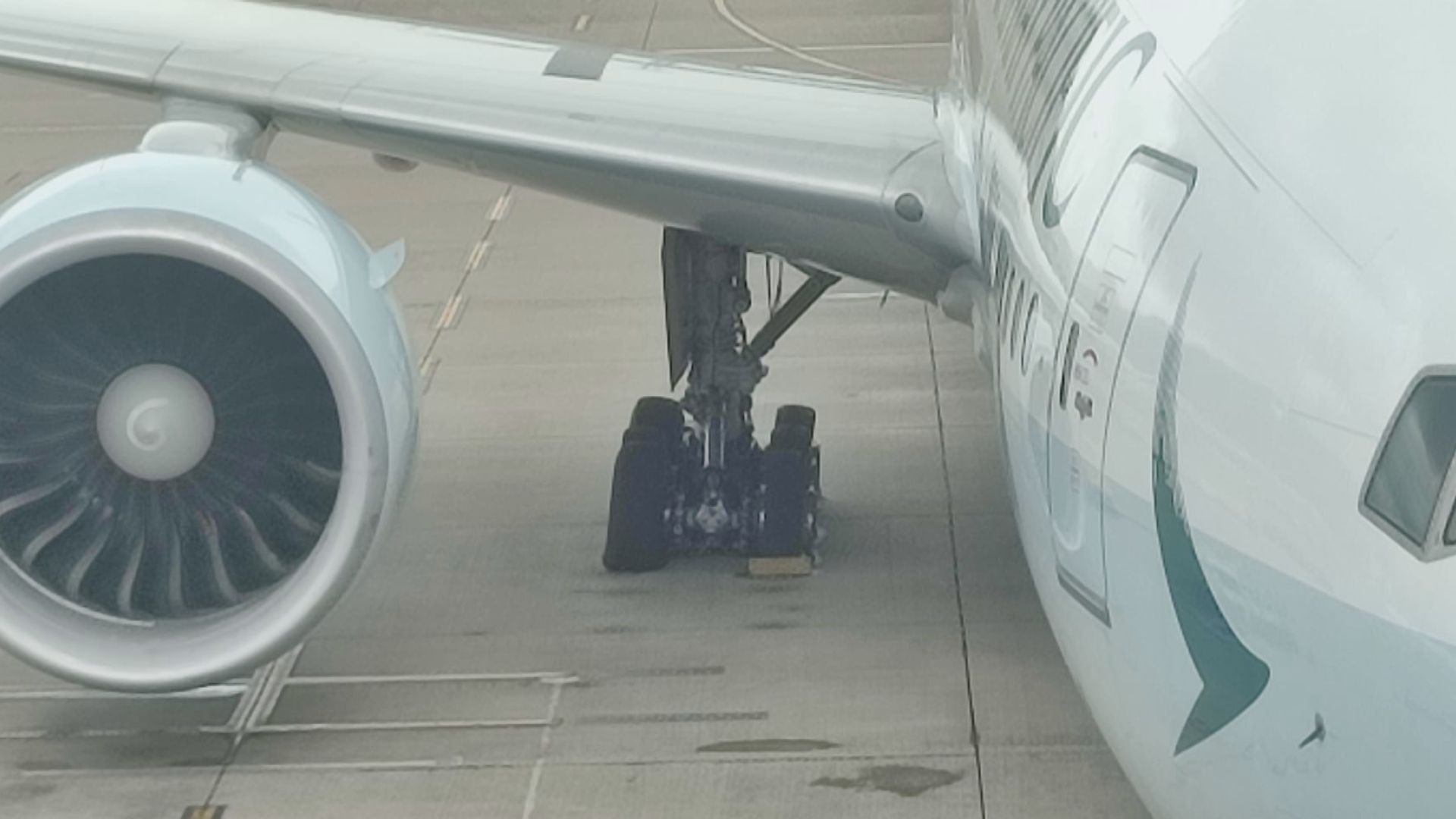 飛機工程師稱飛機急煞產生高溫或致輪胎爆裂