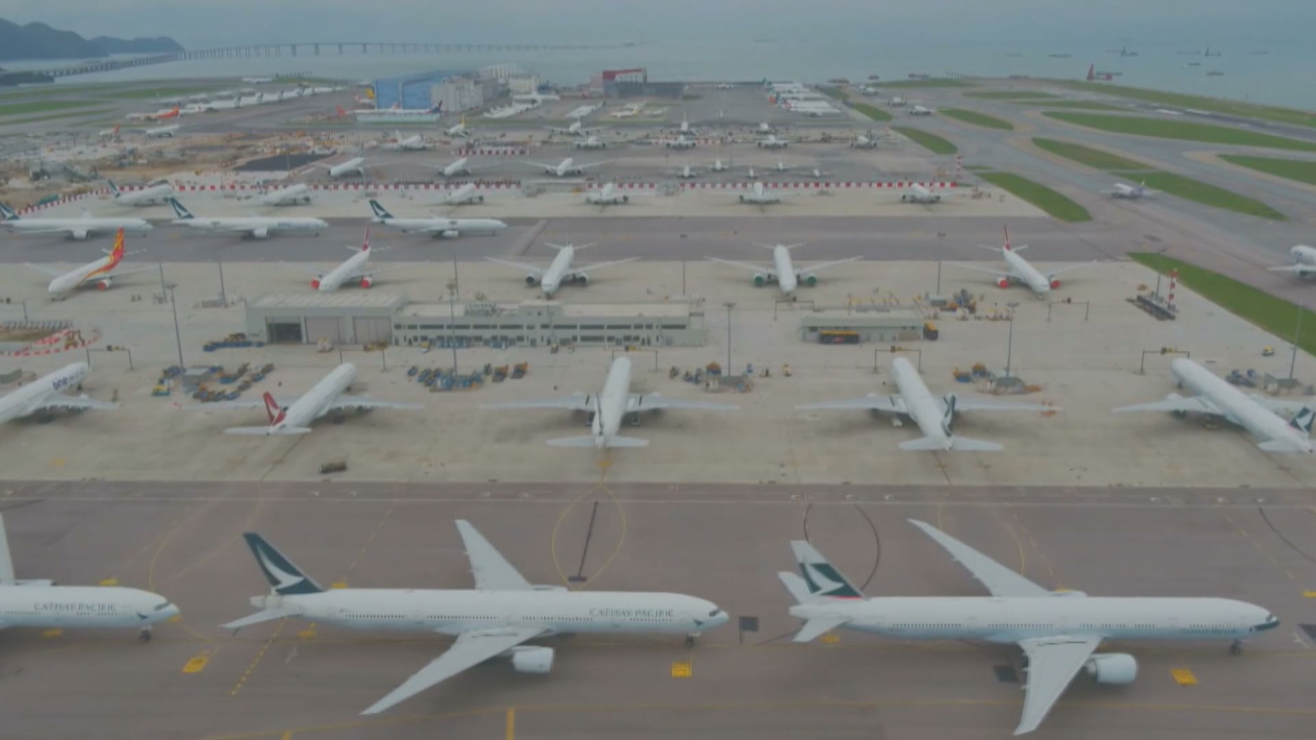 大量飛機停泊香港機場滑行道　採取額外措施應付颱風
