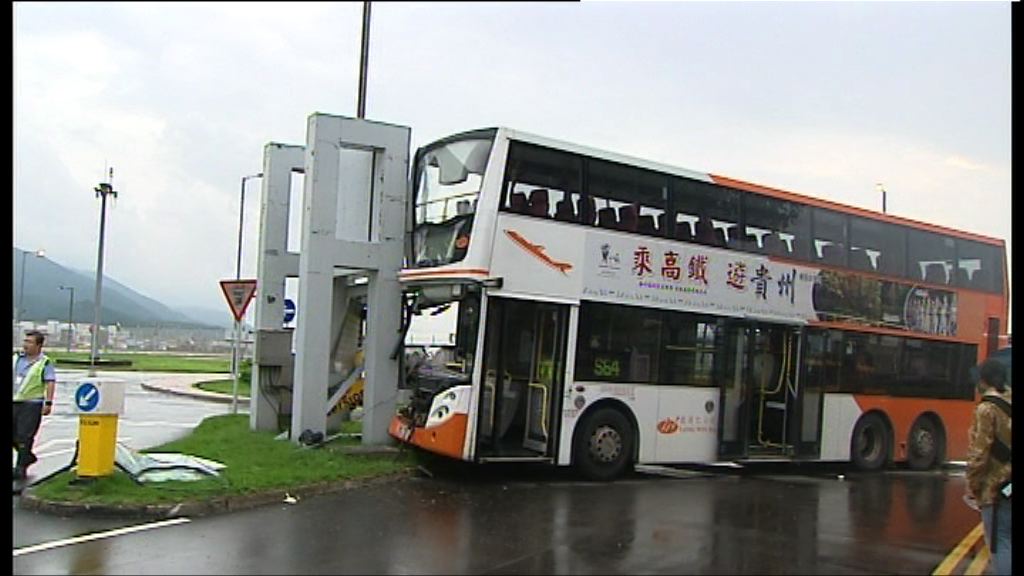 機場巴士撞路牌至少八傷