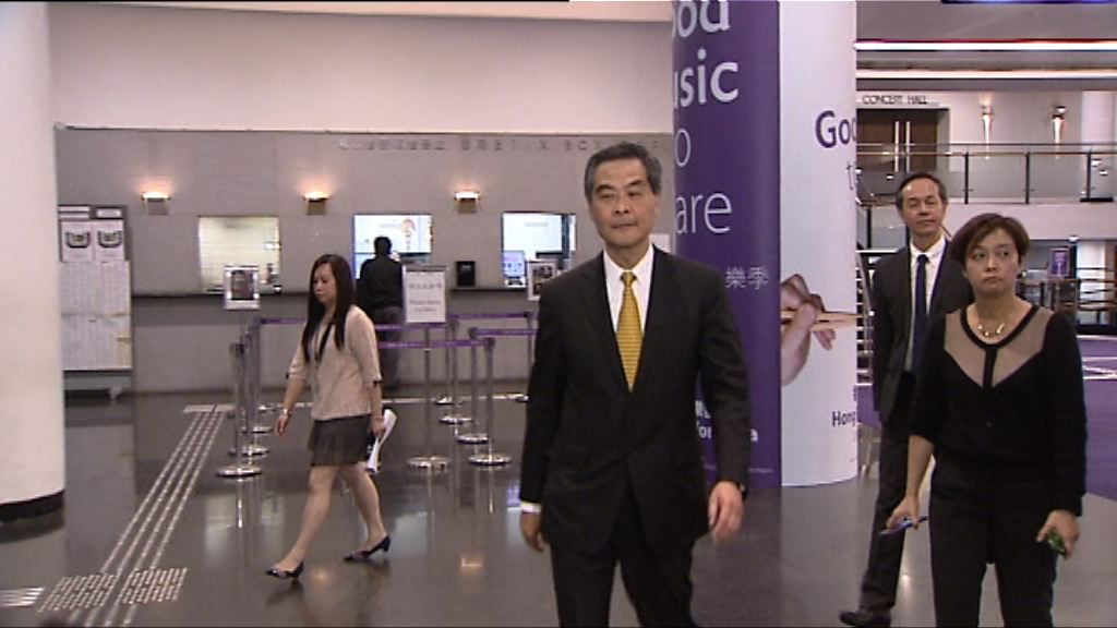 地勤代女拿行李　梁振英稱無特權