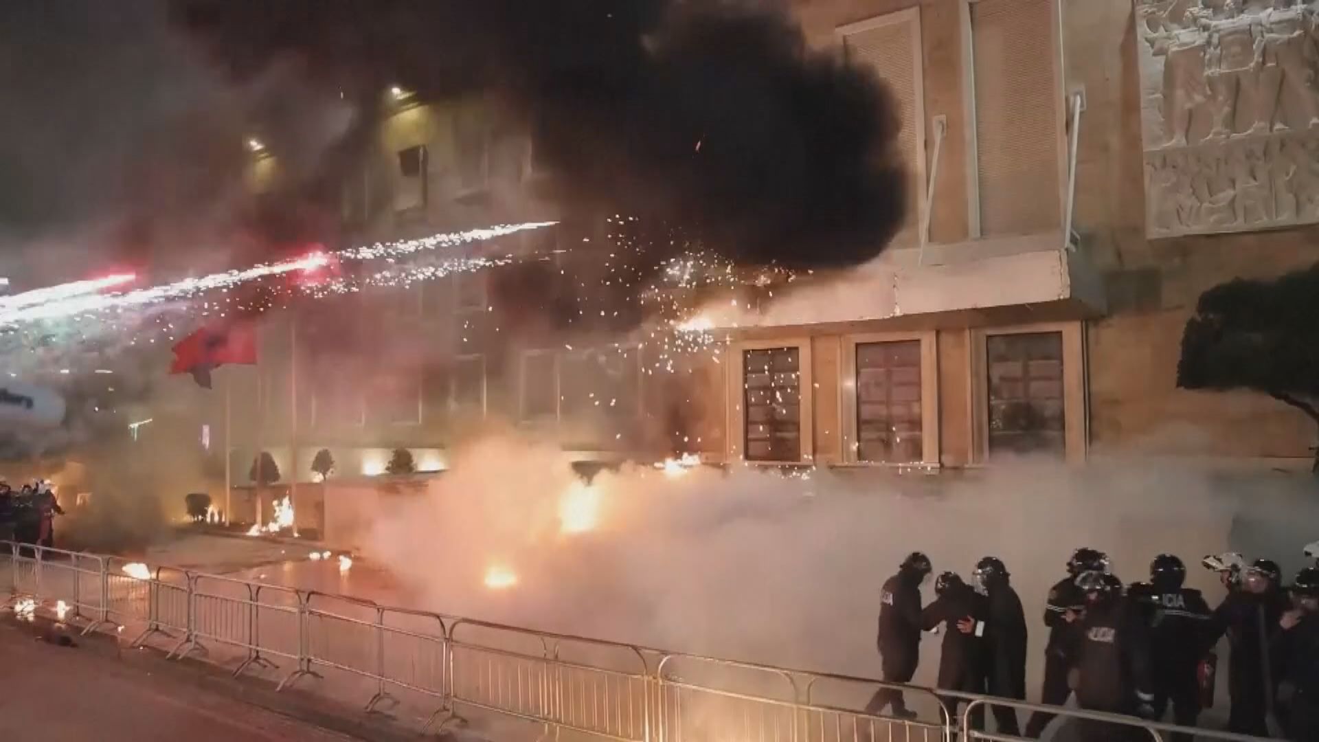 阿爾巴尼亞反政府示威演變成警民衝突　數十人被捕