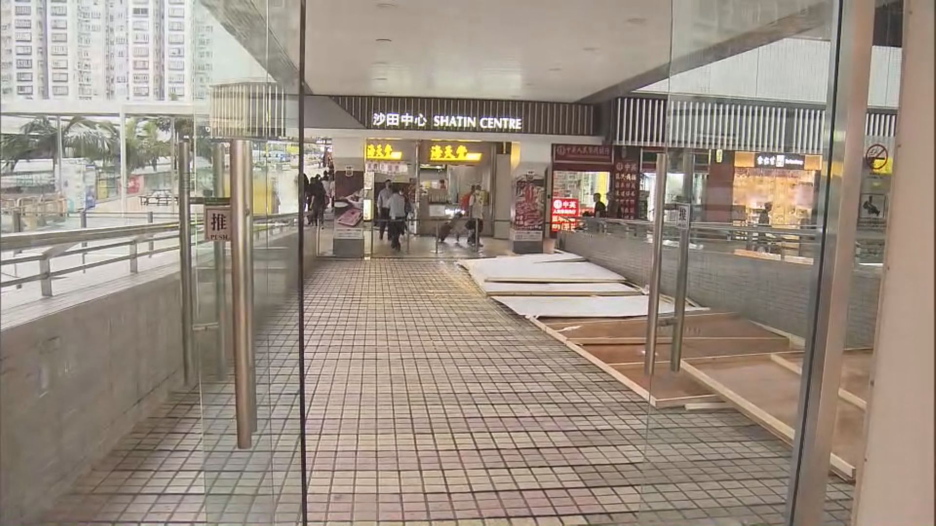 黃色暴雨警告信號期間　有廣告板倒下六人傷