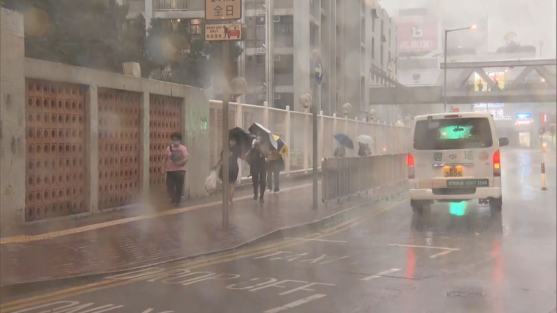 黃色暴雨警告信號期間　有廣告板倒下六人傷