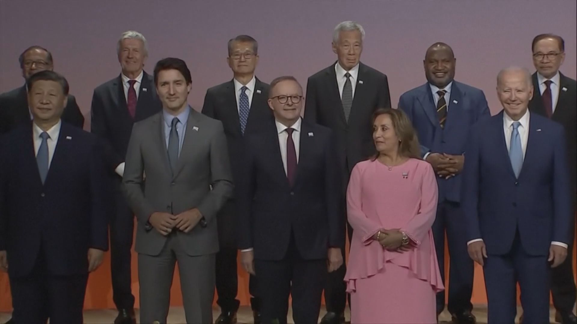 習近平及拜登與出席APEC領導人拍攝大合照