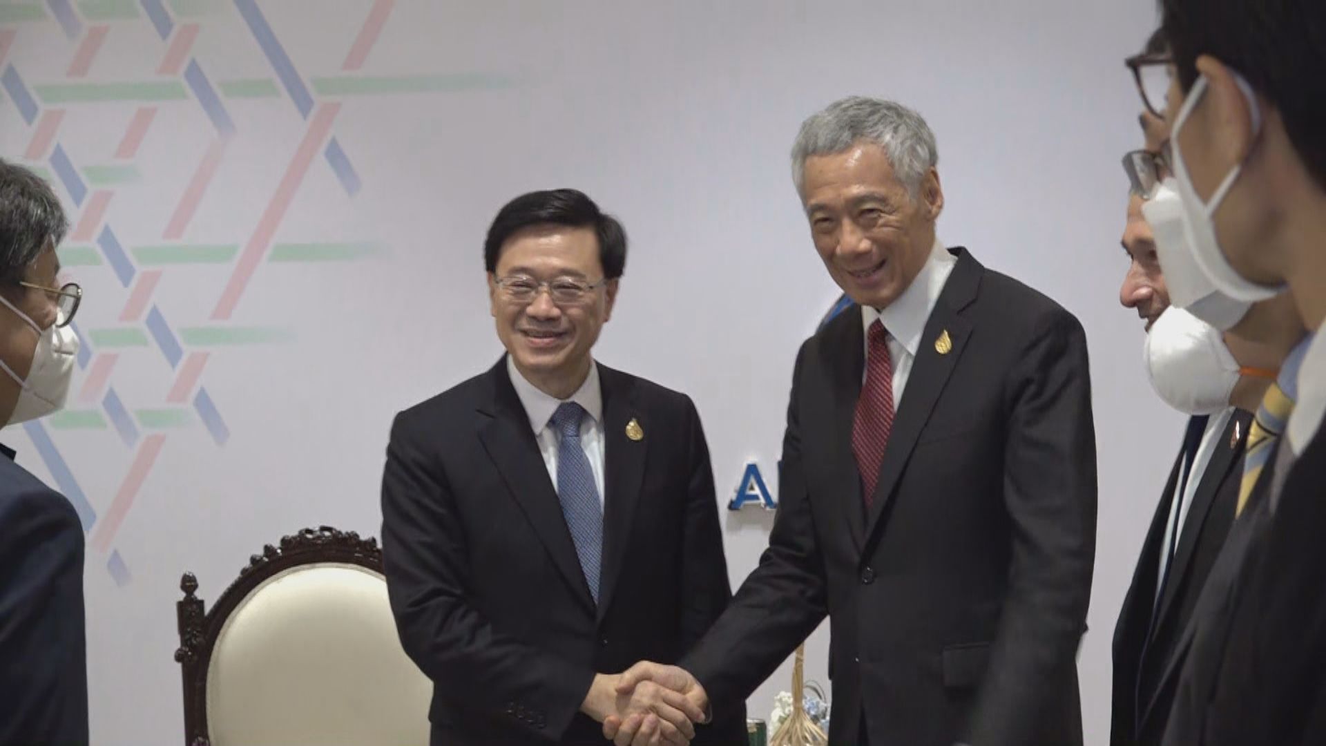 李家超APEC獲安排坐習近平旁　與李顯龍會面互相寒暄