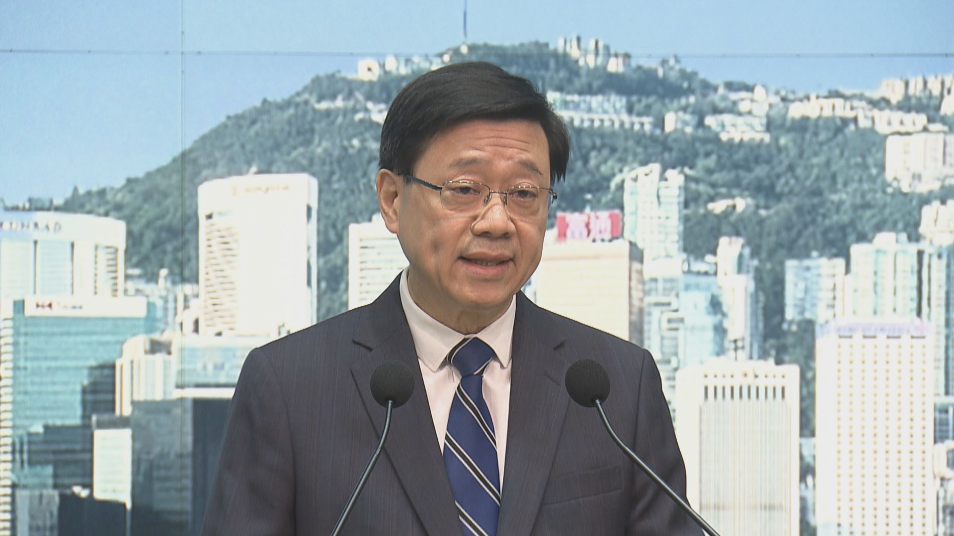 【原片】李家超行會前見記者(一)