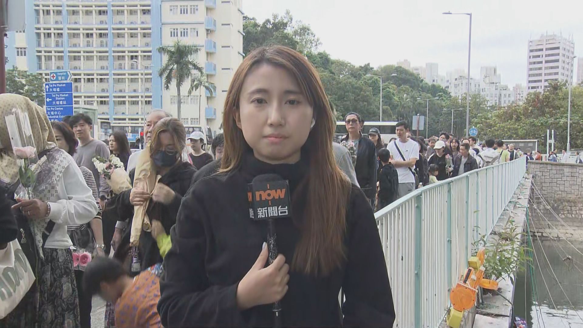 大埔直擊｜市民沿大埔河畔排隊獻花悼念　人龍見首不見尾　