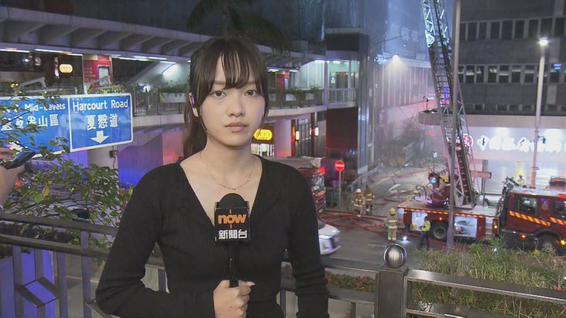 中環直擊｜消防仍向火場射水　有跌下竹枝壓中路邊貨車