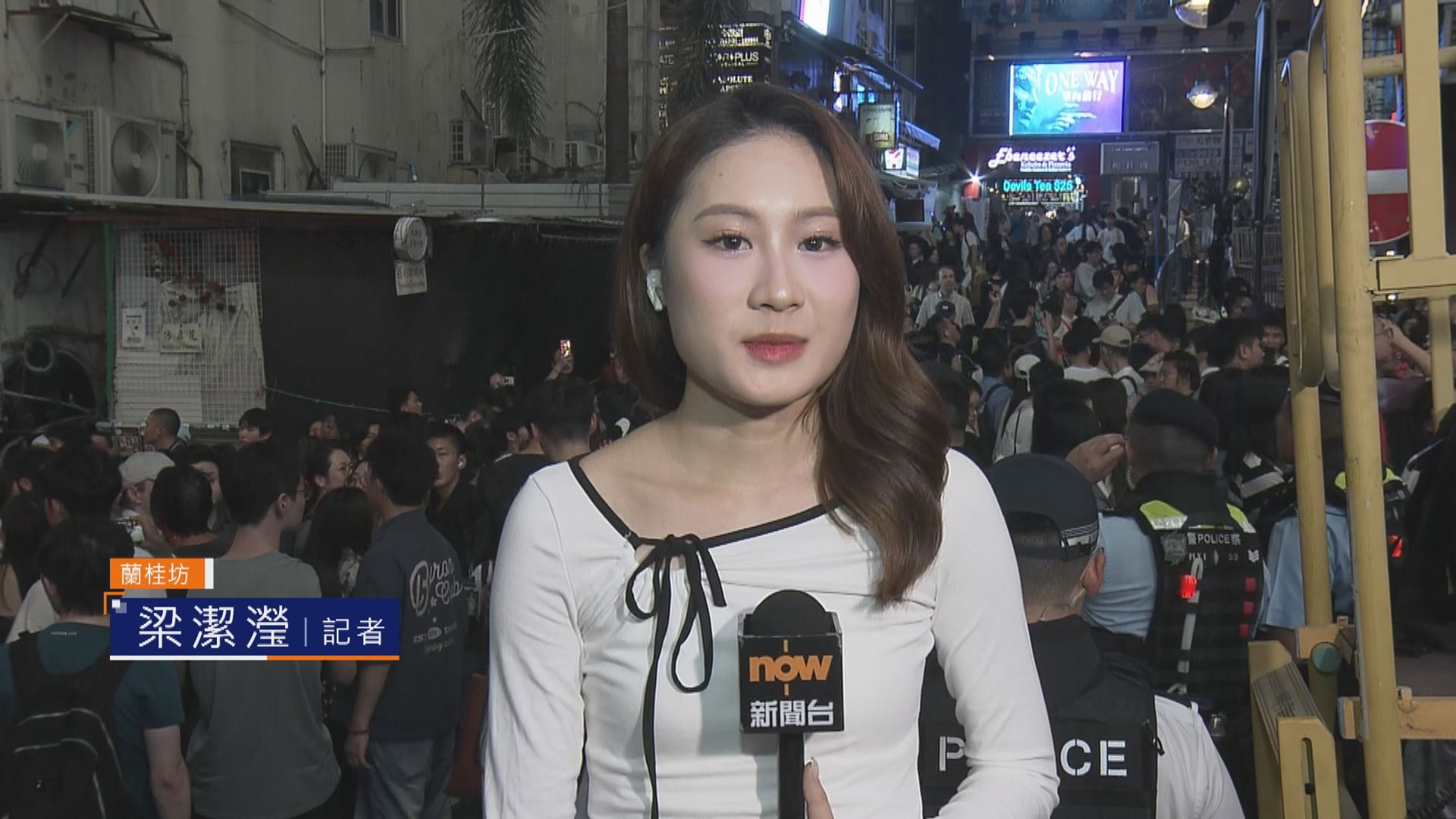 記者直擊｜萬聖節前夕　蘭桂坊人流增多　警方設置鐵馬