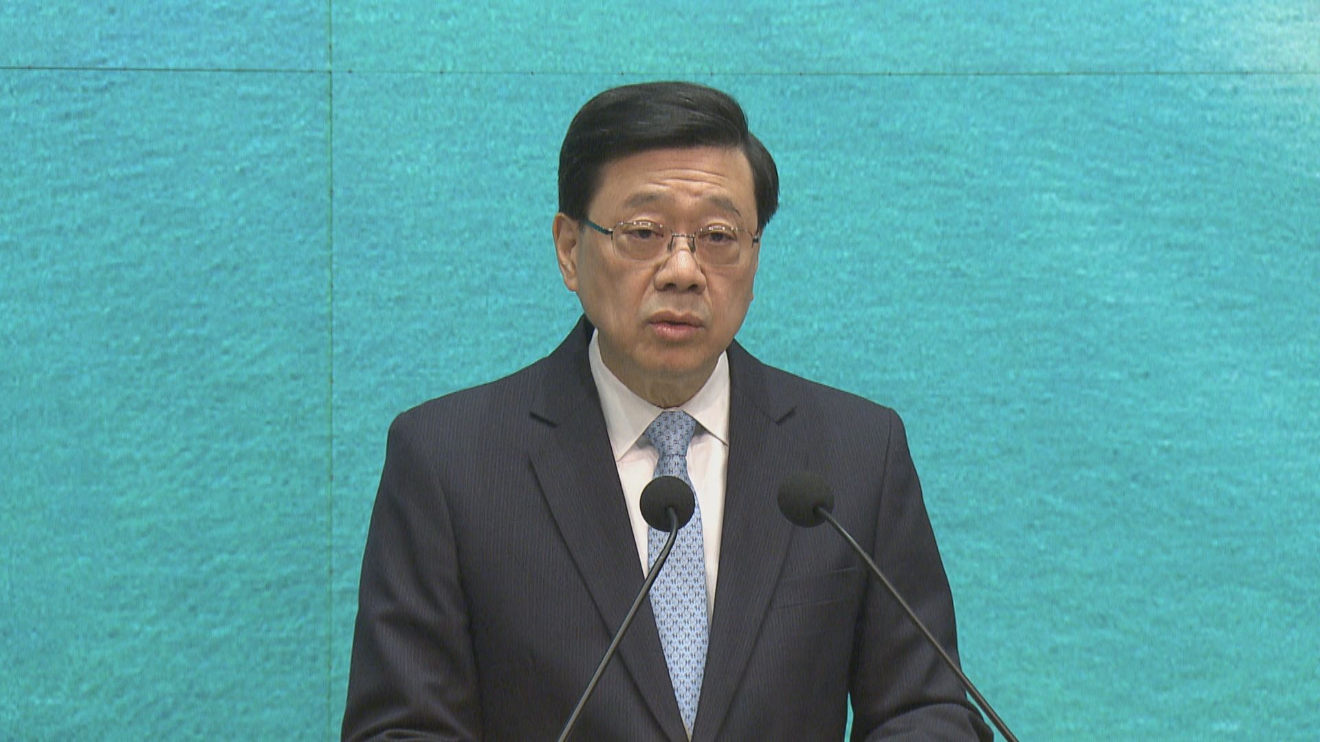 有片．李家超行會前見記者(二)｜回應油價變動對本港影響／宏福苑居民重返住所安排