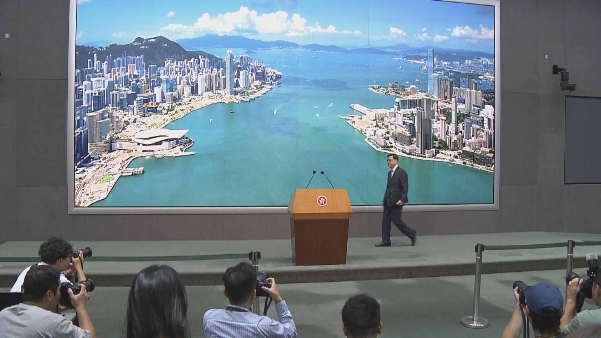 原片．李家超行會前見記者(一)｜總結應對樺加沙襲港　讚賞各部門及市民表現