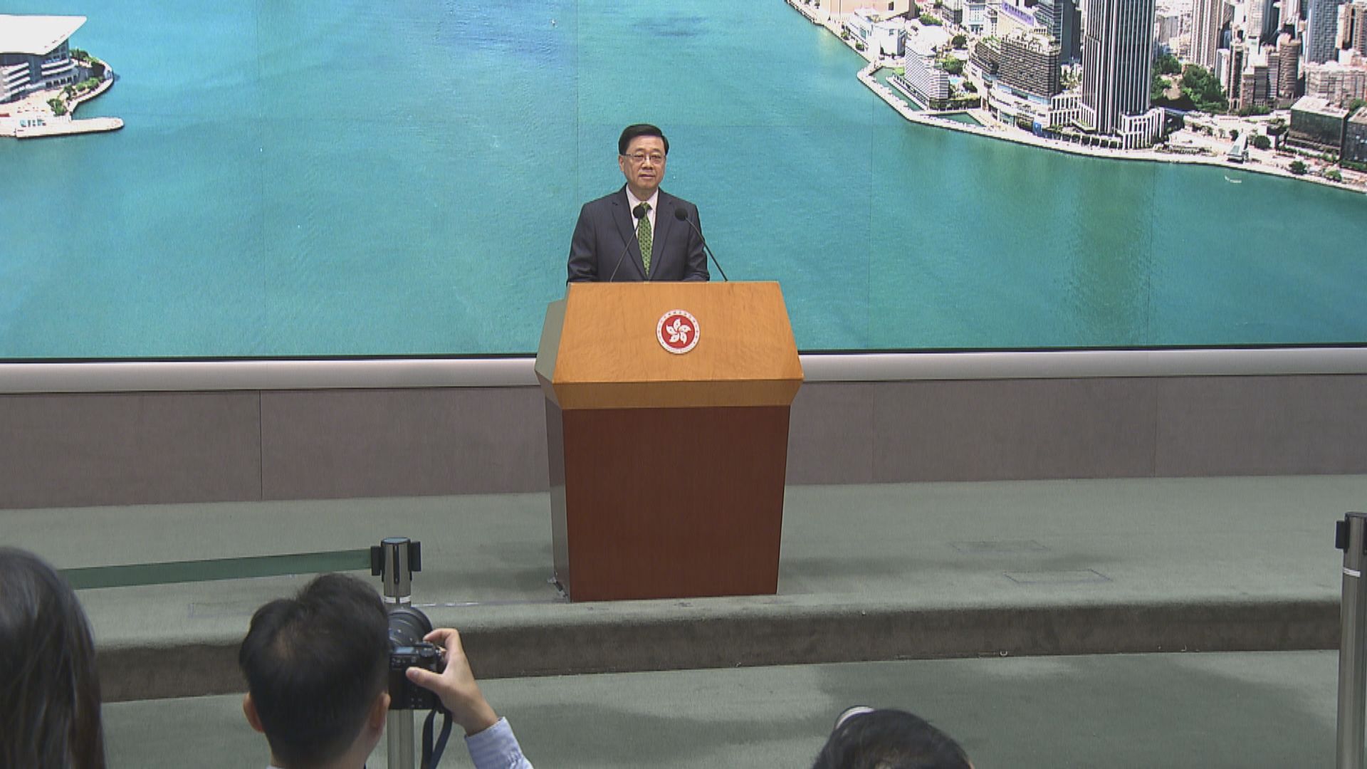 原片．李家超行會前見記者(二)｜回應羅冠聰被拒入境新加坡／譴責打風期間追風逐浪者