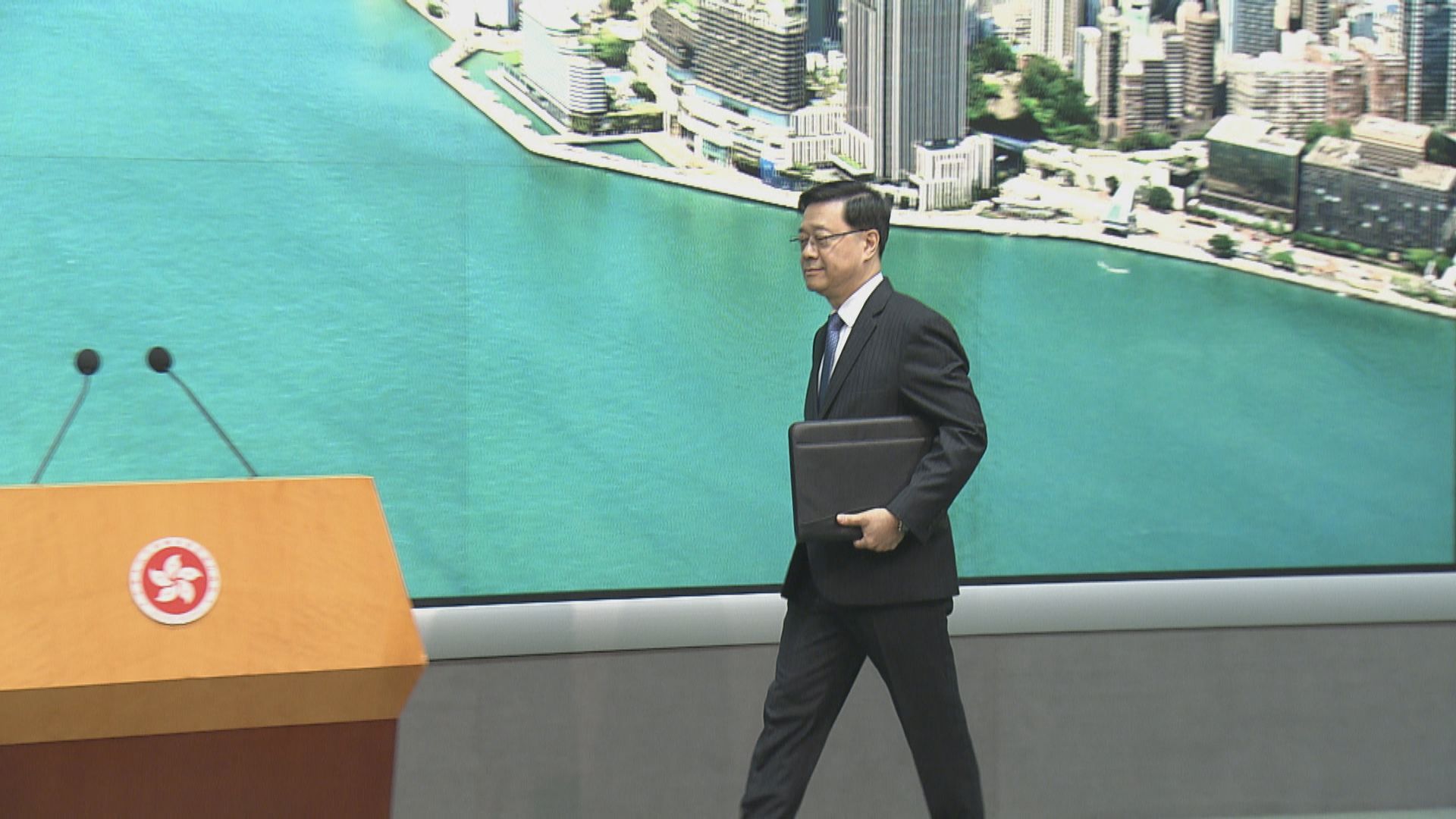 原片．李家超行會前見記者(一)｜全運會火種傳遞／港首家中醫院年底開業