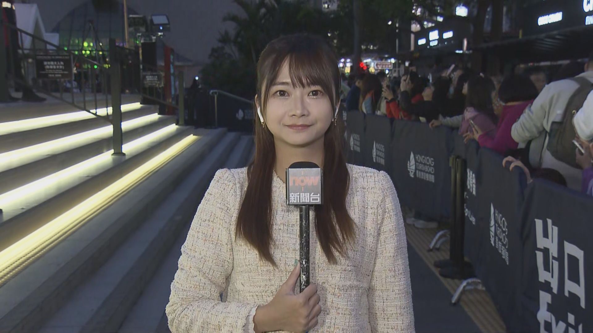 中環直擊｜市民傍晚6時聚集遮打道「霸位」　等看音樂光影表演兼倒數