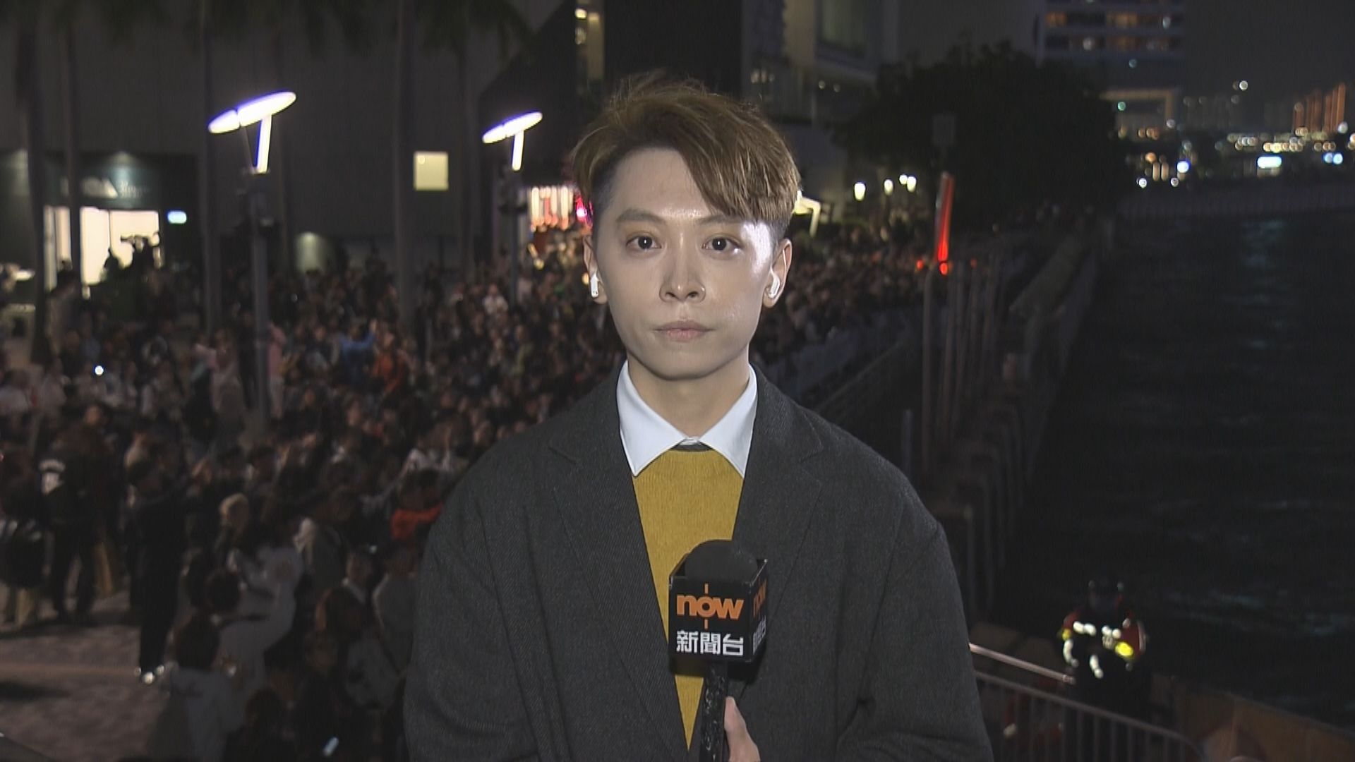 尖沙咀直擊｜不少人聚集尖沙咀海旁等倒數　取消煙花匯演不減旅客興致