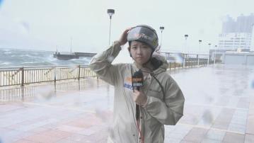 杏花邨直擊｜大雨兼刮猛烈強風　海浪拍岸濺起數米高浪花