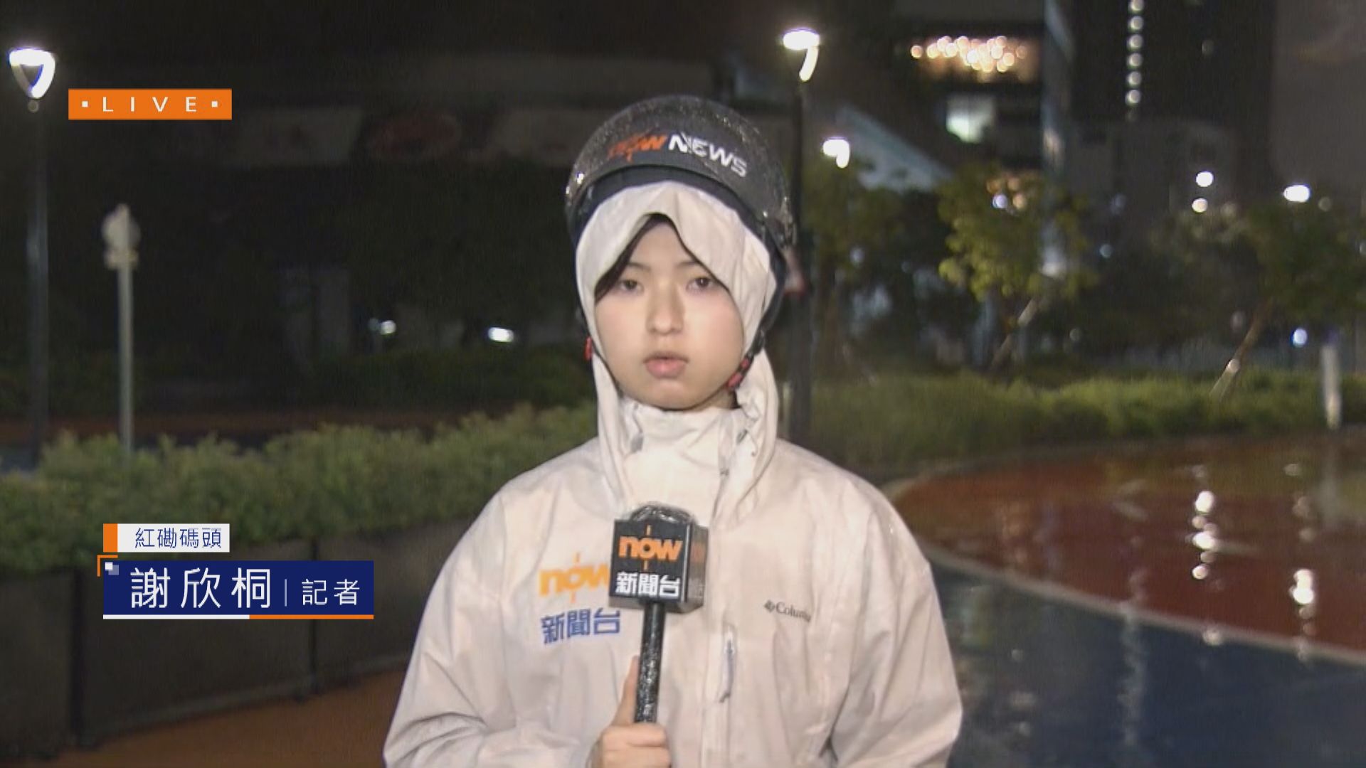 紅磡碼頭直擊｜風雨時大時細　警員巡邏勸籲在場人士離去