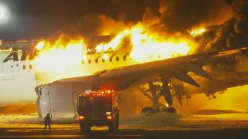 【原片】東京羽田機場客機起火
