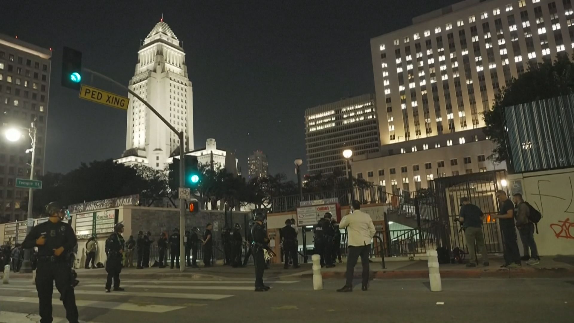 最新畫面｜洛杉磯宵禁　街頭有大批配有裝備警員駐守