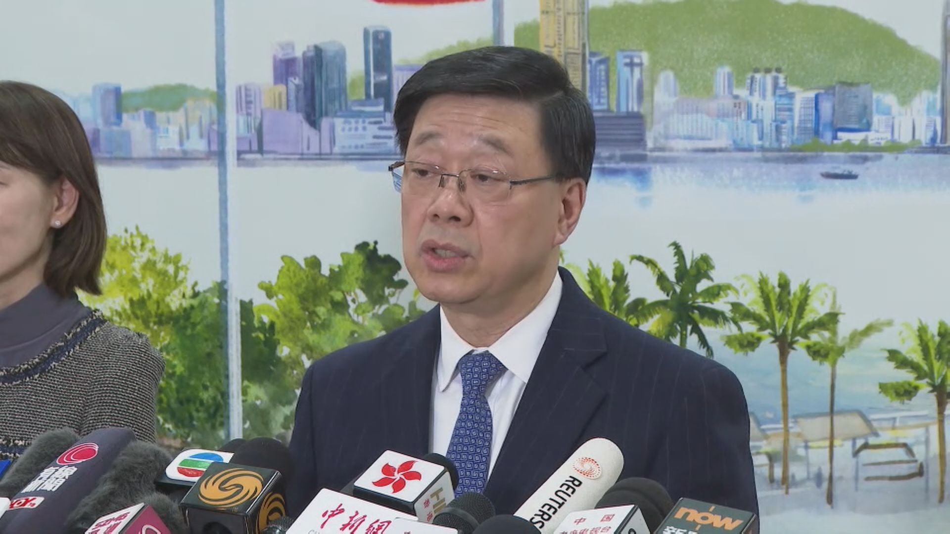 原片｜李家超見記者談述職內容