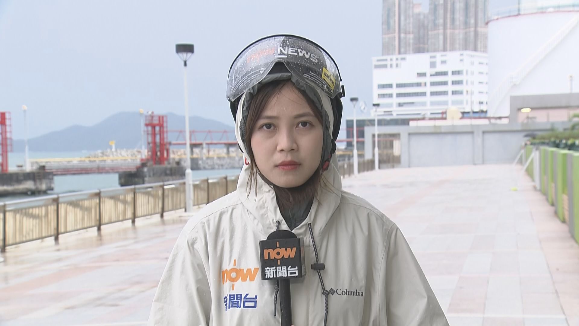 杏花邨直擊｜柴灣墮海事故後仍有人留下追風　有警員巡邏並勸市民離開