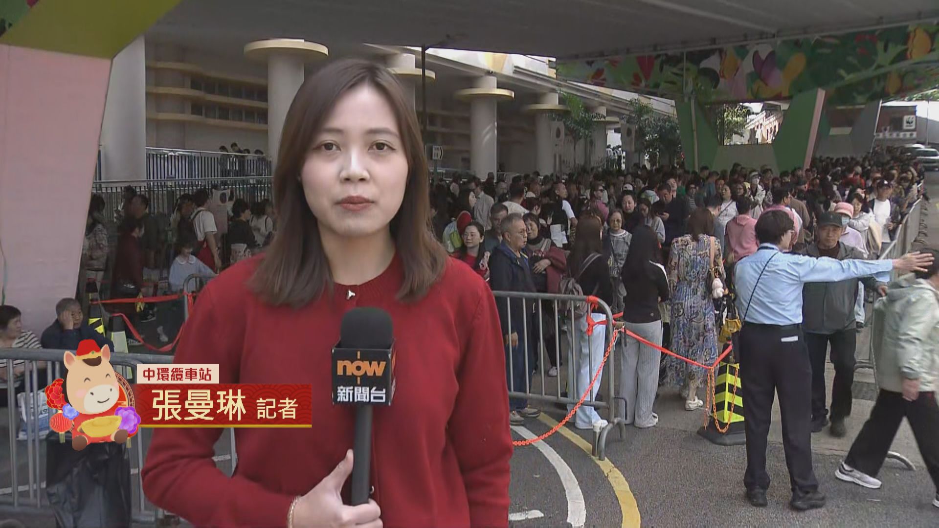 中環纜車站直擊｜輪候人潮洶湧　市民稱等足90分鐘仍未能登車