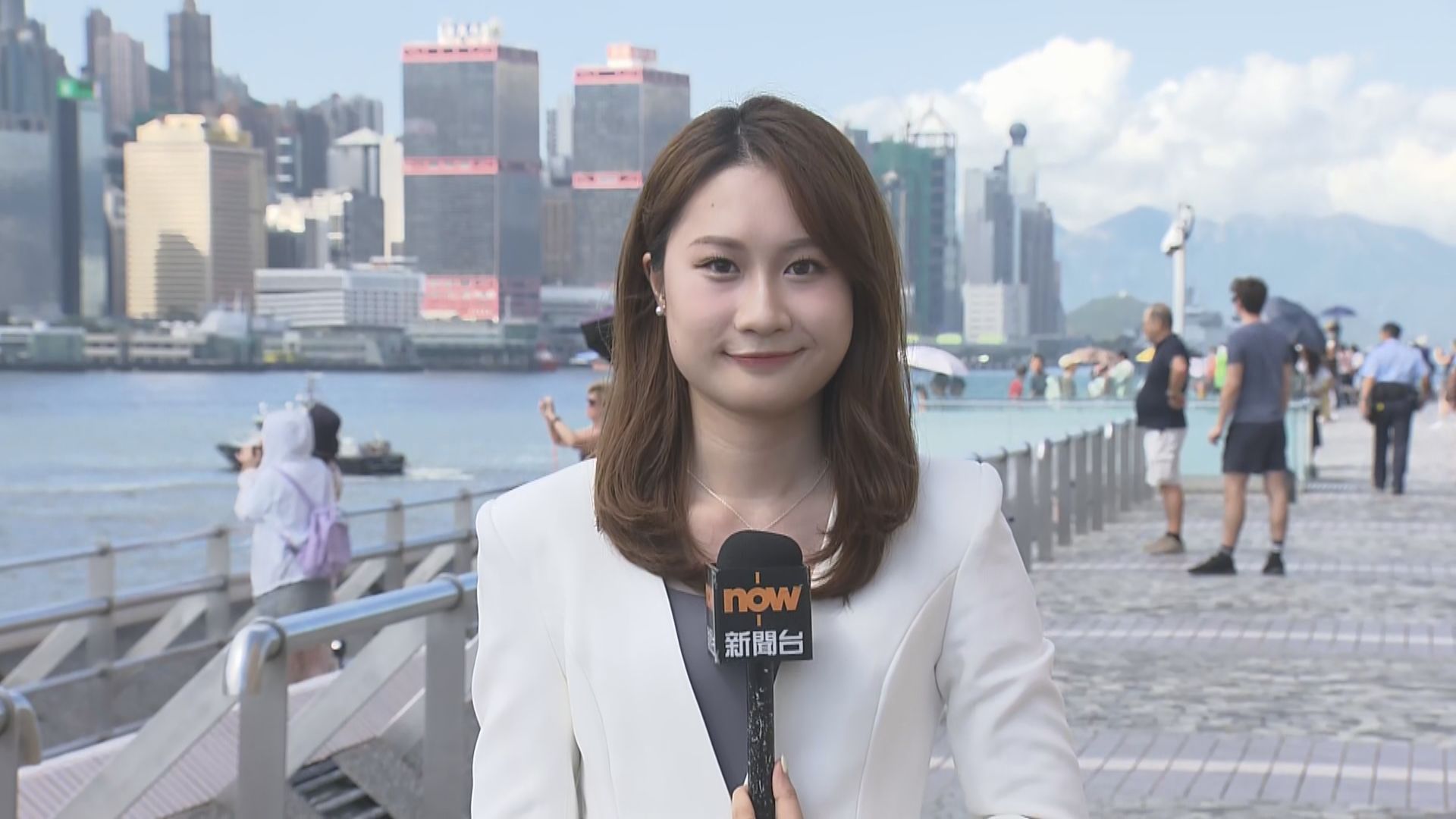 尖沙咀直擊｜市民備齊攝影器材歡送軍艦　盼把握最後機會欣賞