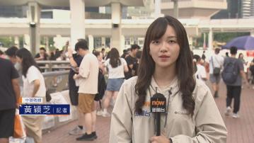 中環碼頭直擊｜維港風勢不大偶有微雨　無阻旅客拍照興致　市民備好風扇消暑