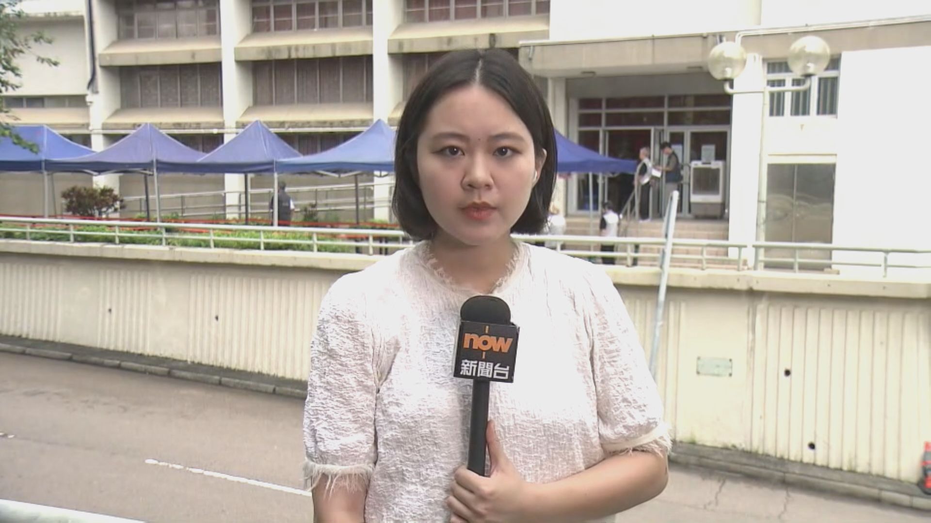 現場直擊｜宏新閣開放10樓以上單位　居民備齊手推車及環保袋等上樓執拾