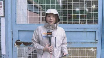 葵涌直擊｜黃泥水湧入私人屋苑停車場　沿路有大量沙泥堆積及大石