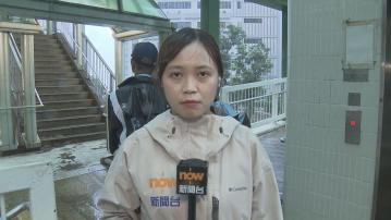 瑪麗醫院直擊｜雨水沿樓梯沖落馬路　院方增派人手指示求診人士往醫院