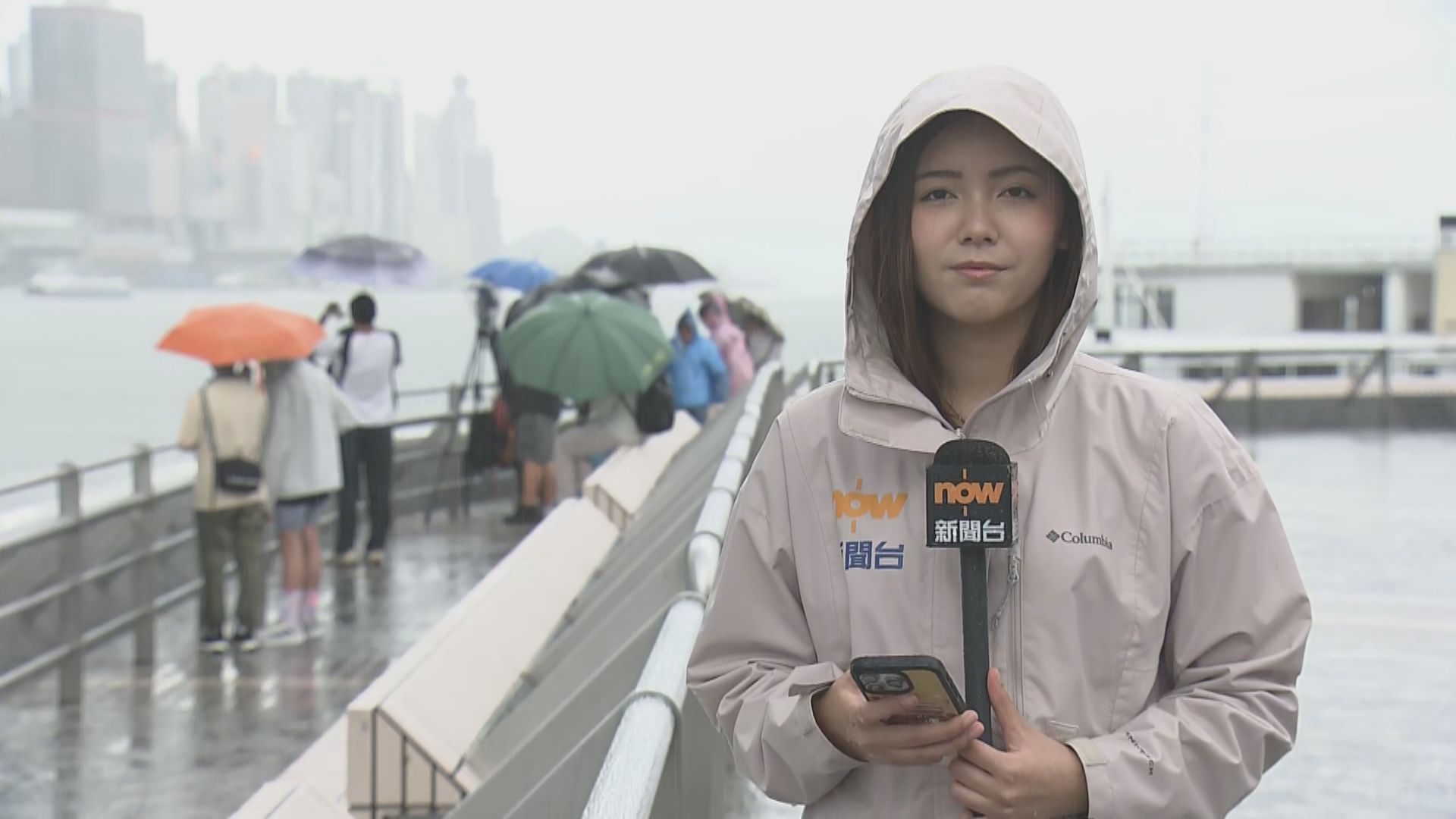 尖沙咀直擊｜市民遊客無懼風雨　岸邊等候南寧艦及衡陽艦駛過維港