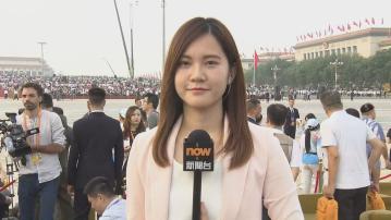 北京直擊｜天安門廣場嘉賓陸續入座　市民冀拍下戰機飛越北京火車站一刻