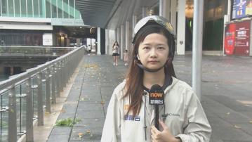 尖沙咀直擊｜風勢陸續增強　有市民特意到海岸「追風」