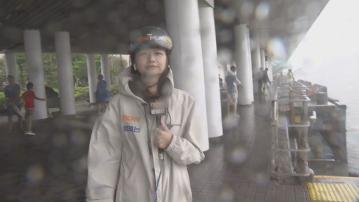 尖沙咀直擊｜強風下海面湧起白頭浪接浪　市民碼頭感受十號颶風