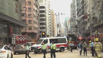 【現場直擊】佐敦華豐大廈三級火 消防員乘雲梯破窗救人