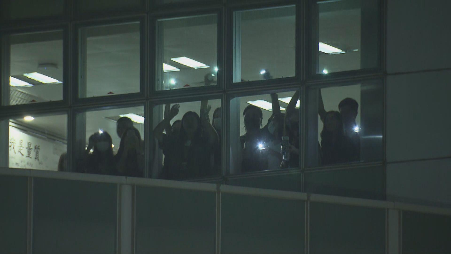 壹傳媒資產被凍結　多名員工帶同個人物品離開有人拍照留念