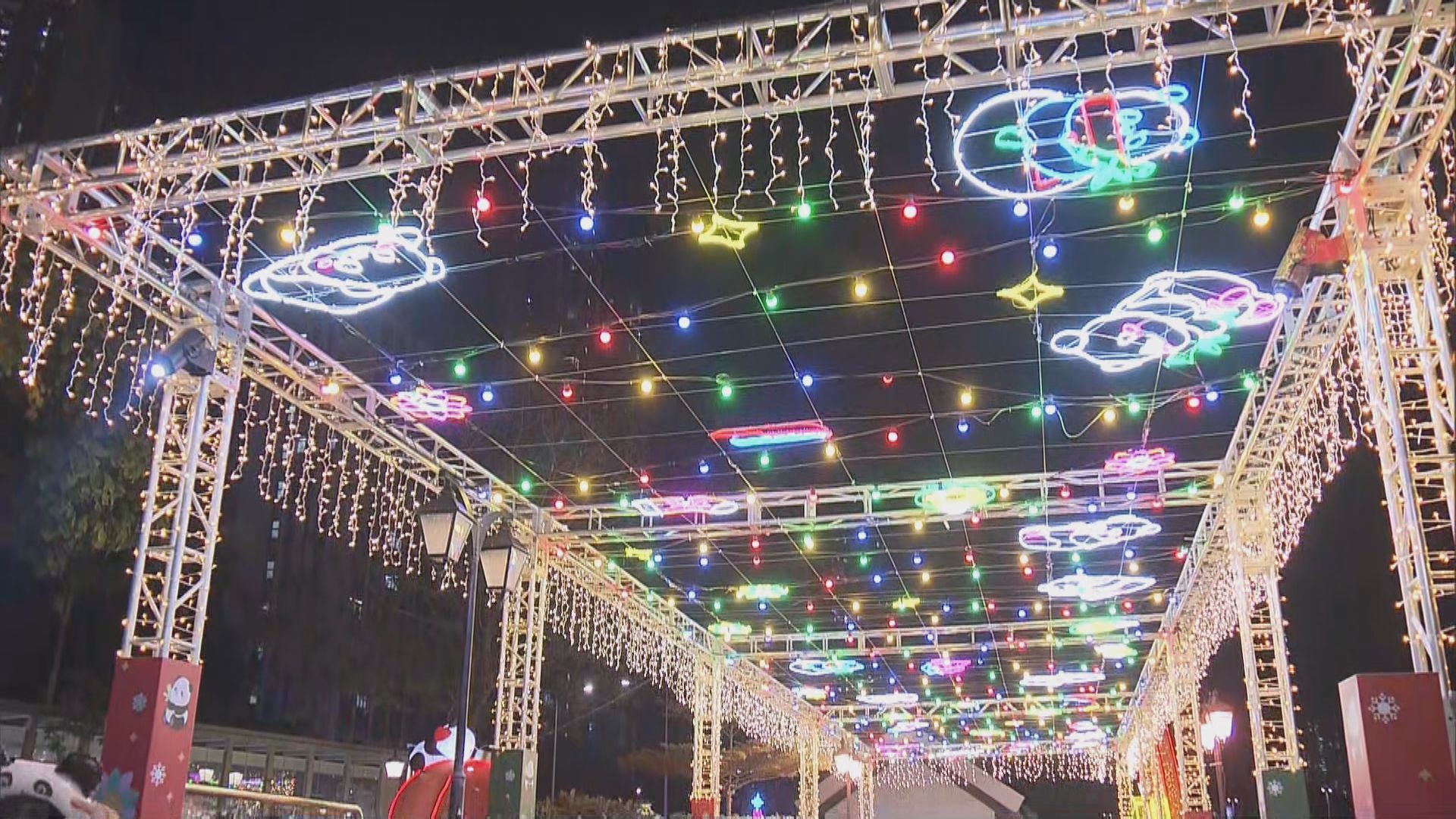 【原片】熊貓燈飾嘉年華首亮燈　市民駐足圍觀打卡