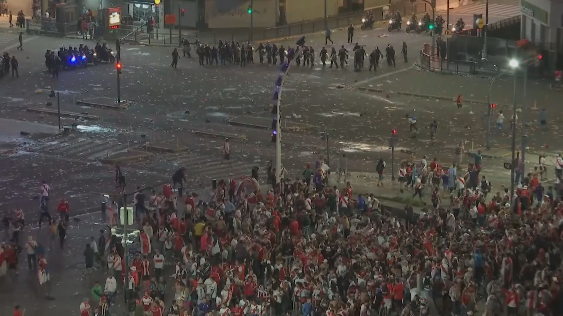 阿根廷河床球迷慶奪自由盃與警衝突