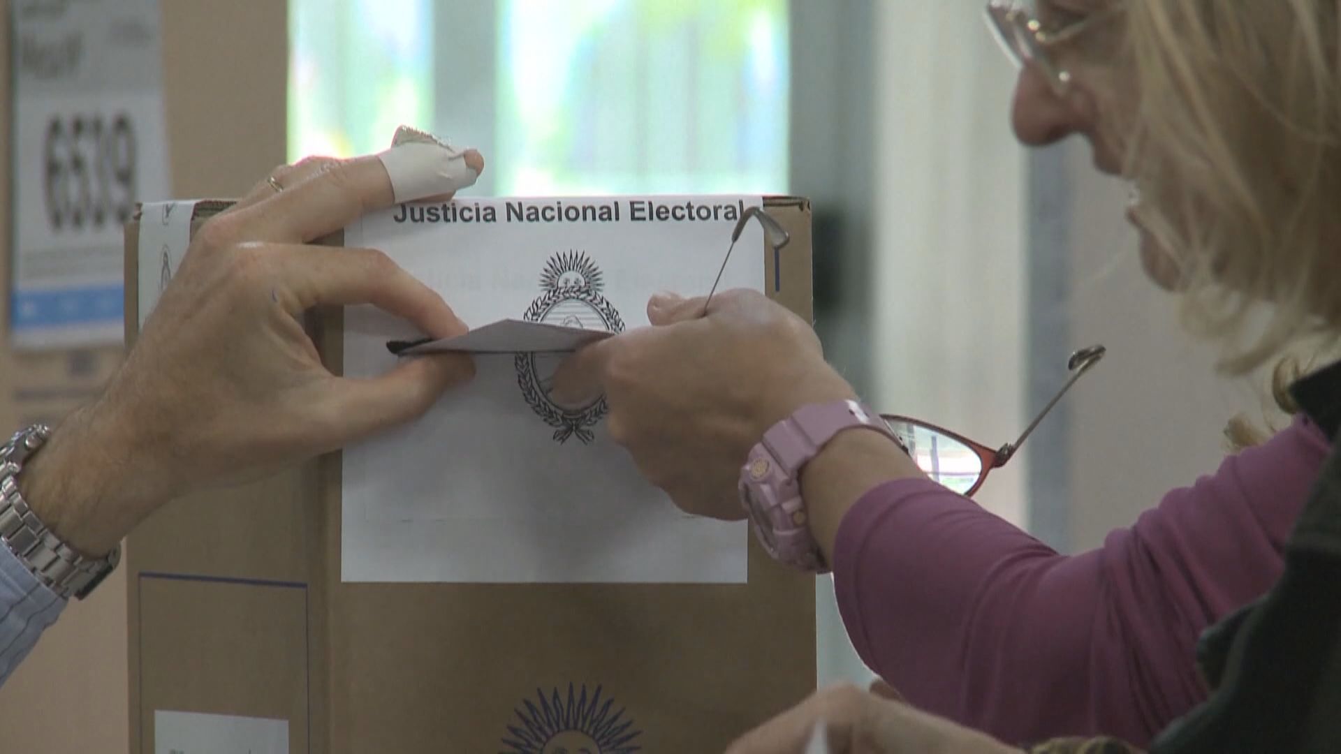 阿根廷經濟部長將於下月次輪投票與極右對手爭做總統