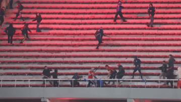 阿根廷南美球會盃球迷衝突　互擲雜物毆打　至少20傷逾300人被捕 