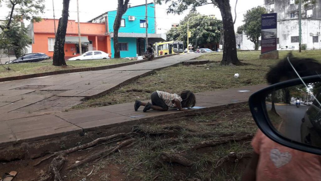阿根廷女童跪地舔路邊積水照惹關注