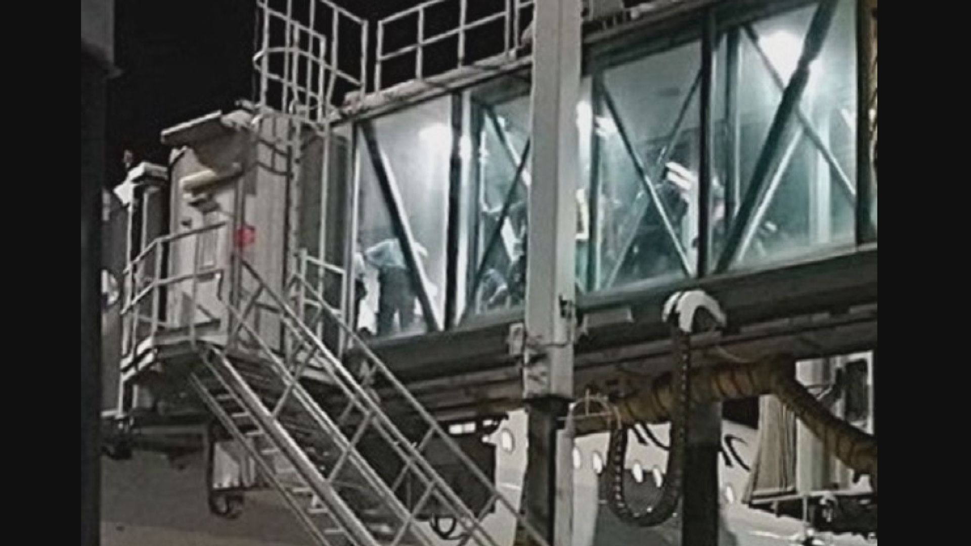 消息：警接匿名電話報料後於往倫敦航機拘24歲男子