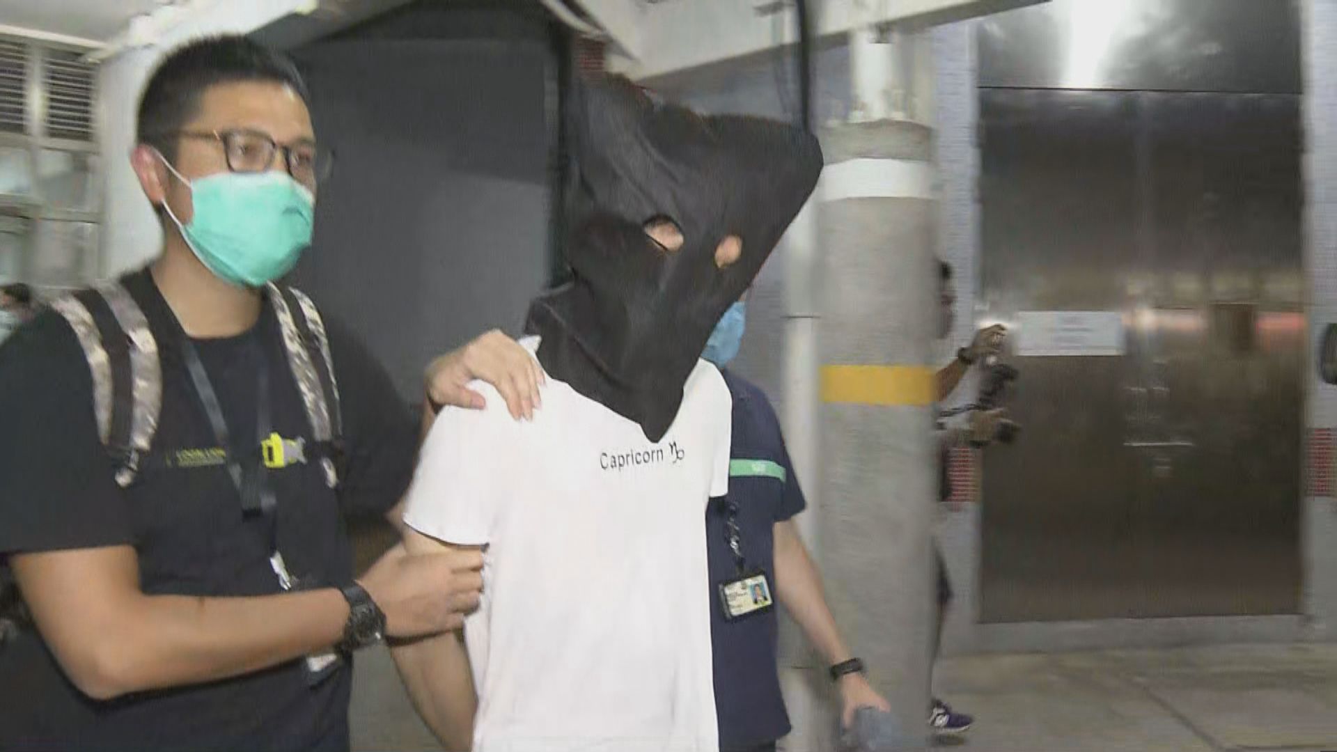 涉刺傷警員男子被押返寓所調查