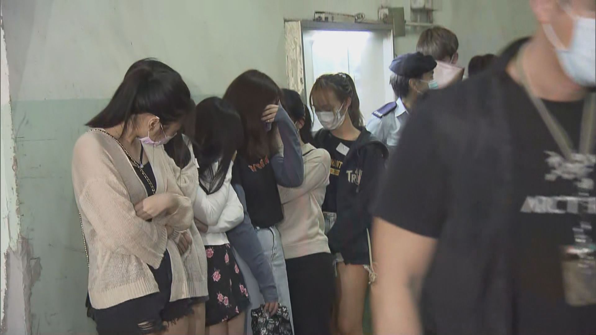 警葵涌工廈破無牌酒吧拘三十八男女