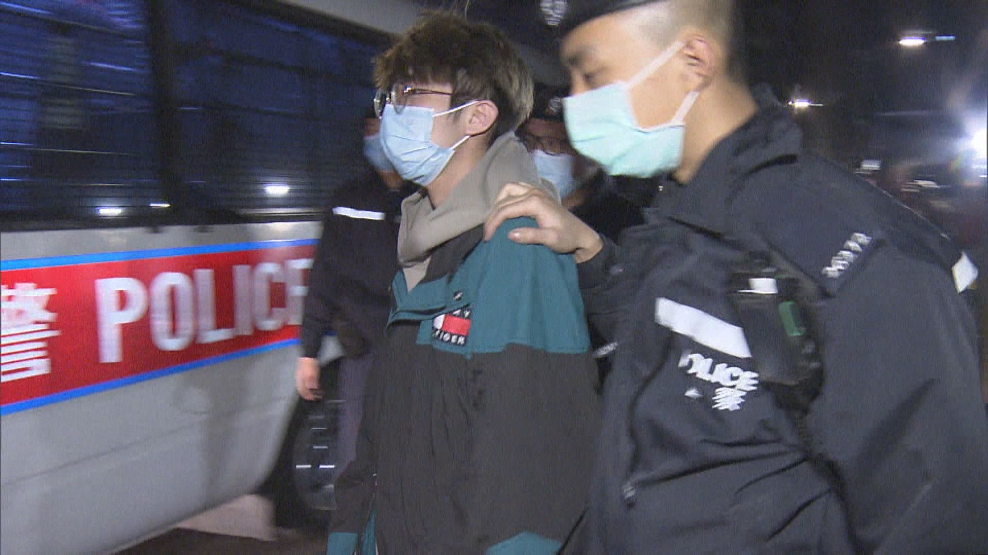 警觀塘破樓上無牌酒吧拘十三男女