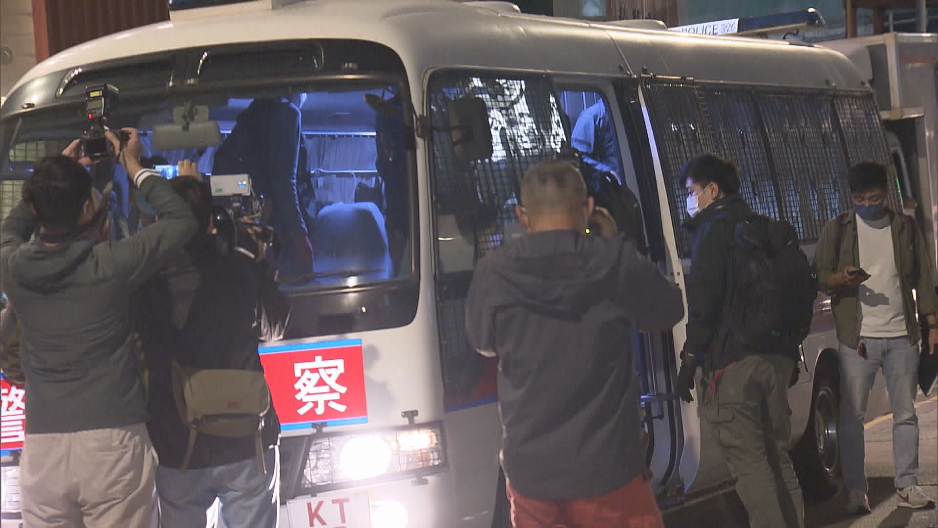 警觀塘工廈破無牌酒吧拘13人